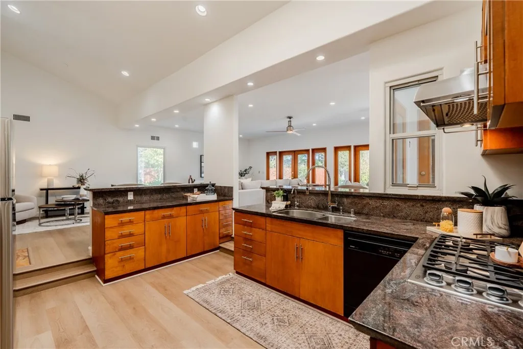 2207 Golden, Newport Beach, California 92660 home-pic-16